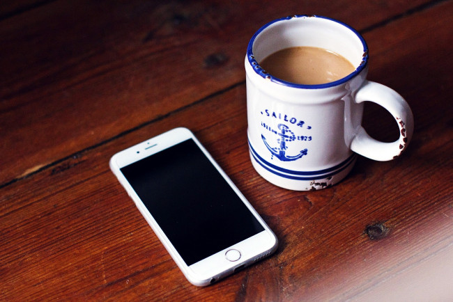 Обои картинки фото еда, кофе,  кофейные зёрна, чашка, смартфон