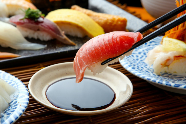 Обои картинки фото еда, рыба,  морепродукты,  суши,  роллы, японская, соус, суши, кухня
