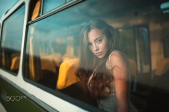 Картинка девушки -unsort+ брюнетки темноволосые транспортное средство брюнетка модель автобусы наклон