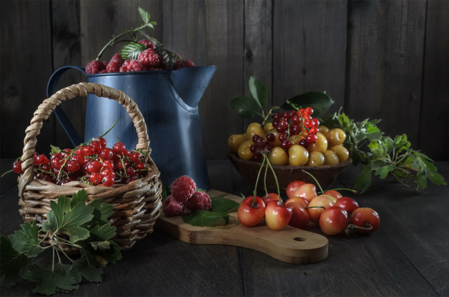 Обои картинки фото еда, фрукты,  ягоды, листья, ягоды, малина, стол, доски, лейка, натюрморт, корзинка