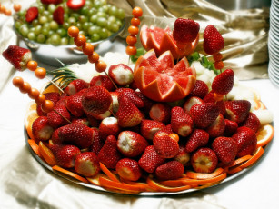 обоя еда, фрукты, ягоды, тарелка, с, ягодами, клубника, смородина