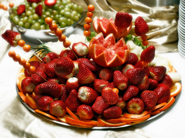 Обои картинки фото еда, фрукты, ягоды, тарелка, с, ягодами, клубника, смородина