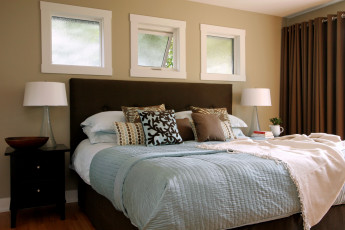 Картинка интерьер спальня подушки окна лампы кровать