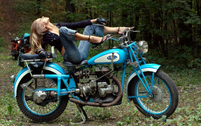 Обои картинки фото мотоциклы, мото, девушкой, ретро