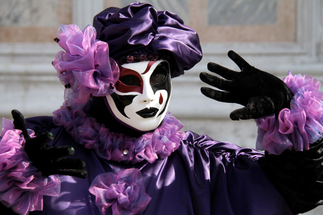 Обои картинки фото разное, маски, карнавальные, костюмы, берет, фиолетовый, перчатки, венеция, карнавал