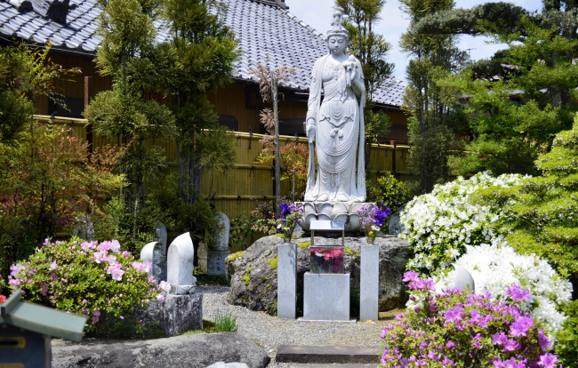 Обои картинки фото mandaraji park,  konan,  japan, города, - памятники,  скульптуры,  арт-объекты, цветы, скульптура, девушка, деревья