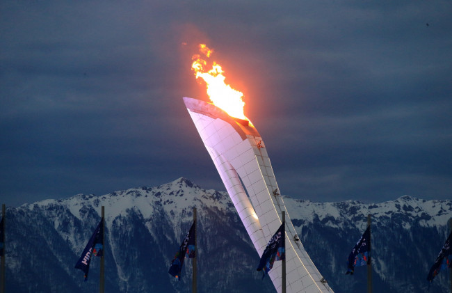 Обои картинки фото спорт, другое, ночь, олимпийский, огонь, природа, горы, сочи, 2014