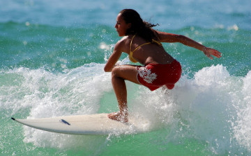 Картинка спорт серфинг девушка взгляд фон доска волны брызги