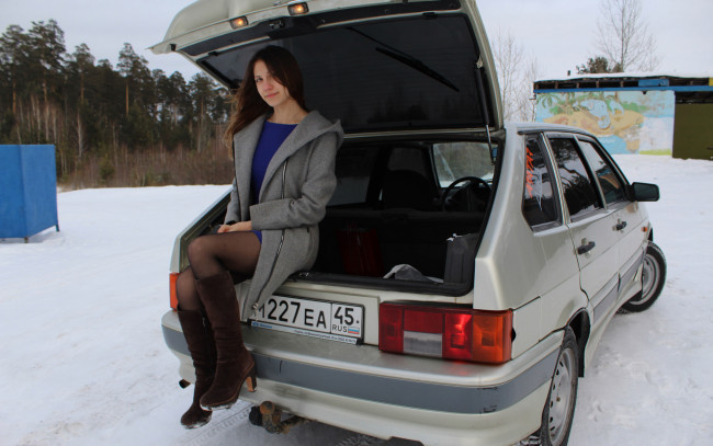 Обои картинки фото автомобили, -авто с девушками, lada, 2114