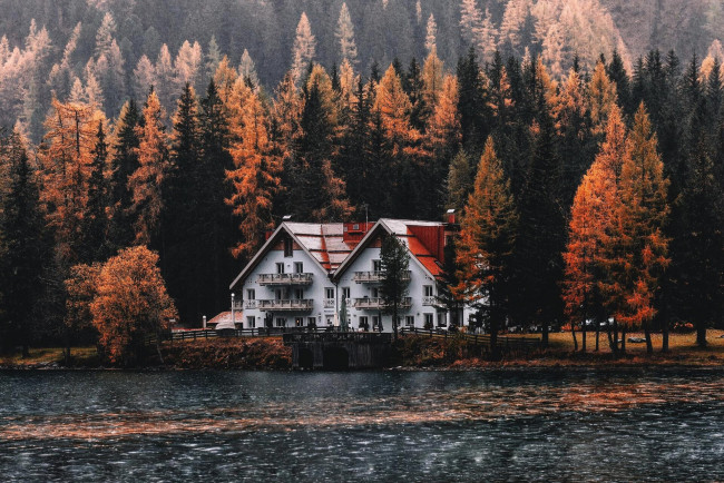 Обои картинки фото города, - здания,  дома, дом, сосны, озеро, осень