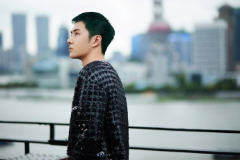 Картинка мужчины wang+yi+bo актер пиджак зеленый город