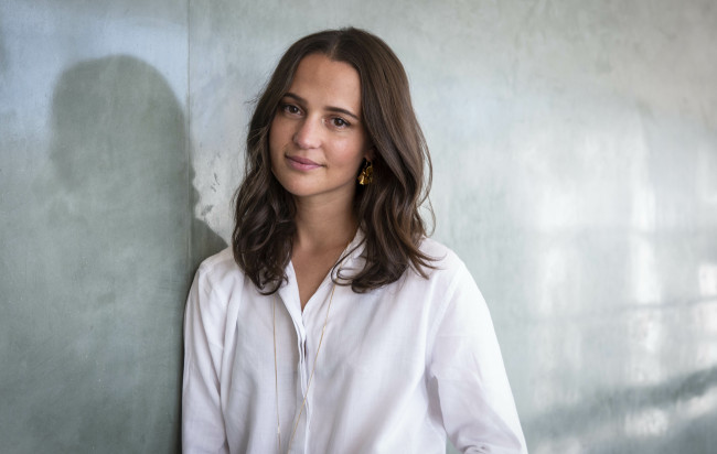 Обои картинки фото девушки, alicia vikander, алисия, викандер, рубашка, актриса, танцовщица, аманда