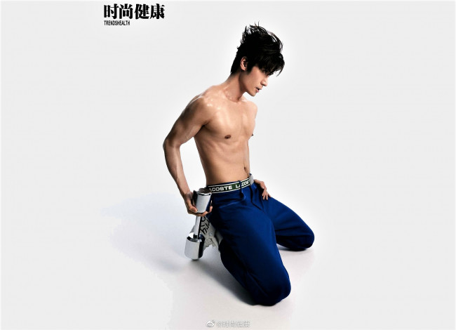 Обои картинки фото мужчины, liu haikuan, актер, торс, брюки, гантели