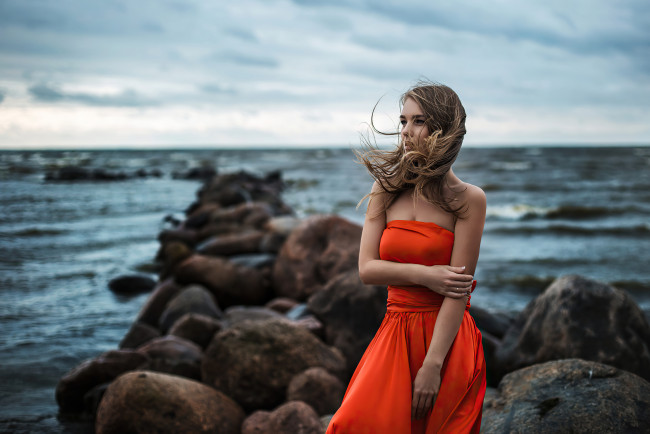 Обои картинки фото девушки, - блондинки,  светловолосые, девушка, оранжевое, платье, пляж, побережье