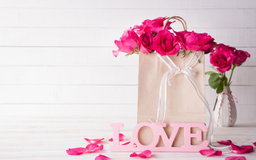 Картинка праздничные день+святого+валентина +сердечки +любовь розовые розы лепестки надпись