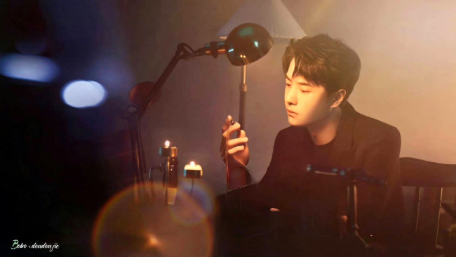 Обои картинки фото мужчины, wang yi bo, актер, украшение, лампа