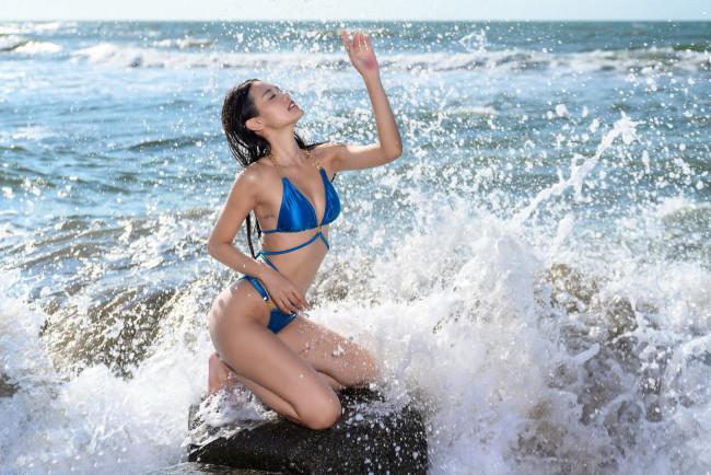 Обои картинки фото девушки, cynthia ming, море, камень, волны, брызги, азиатка, бикини