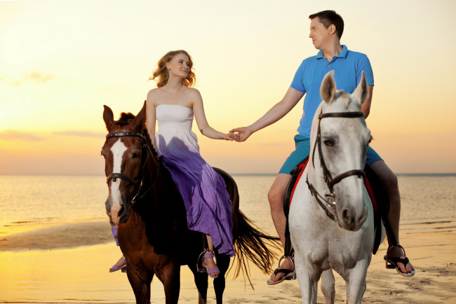 Обои картинки фото разное, мужчина женщина, езда, лошади, любовь, девушка, закат, парень, лето, море