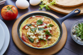 Картинка еда Яичные+блюда сыр базилик яйца помидор омлет завтрак