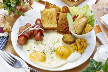 Картинка еда Яичные+блюда завтрак яичница тост бекон сосиски салат кукуруза картофель