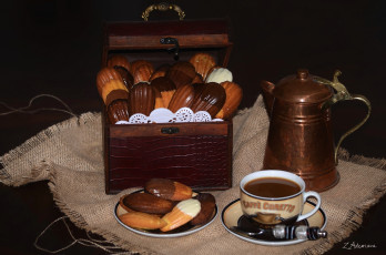 Картинка еда пирожные +кексы +печенье мадлен кофейник сундук печенье натюрморт кофе