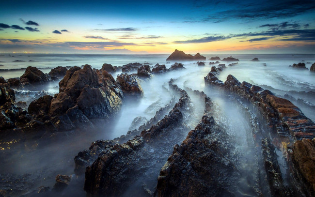 Обои картинки фото природа, побережье, берег, камни, рифы, море, небо, тучи