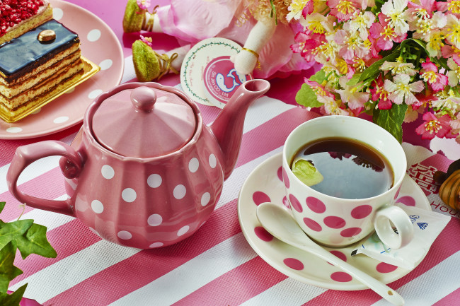 Обои картинки фото еда, напитки,  Чай, торт, чайник, чай, посуда, цветы