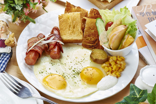Обои картинки фото еда, Яичные блюда, завтрак, яичница, тост, бекон, сосиски, салат, кукуруза, картофель
