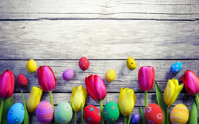 Обои картинки фото праздничные, пасха, весна, decoration, colorful, wood, easter, тюльпаны, tulips, spring, яйца, крашеные, eggs, flowers, happy, цветы