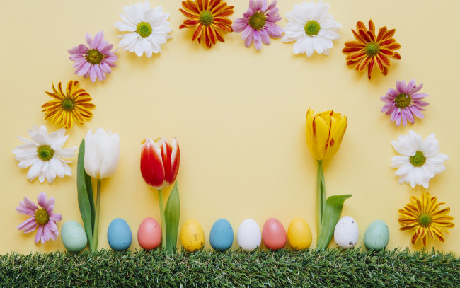 Обои картинки фото праздничные, пасха, яйца, крашеные, decoration, happy, хризантемы, tulips, тюльпаны, easter, colorful, трава, весна, цветы, eggs, spring, flowers
