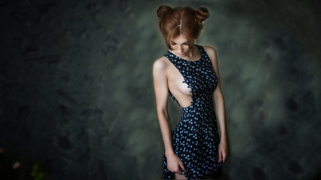 Обои картинки фото девушки, -unsort , брюнетки, темноволосые, темный, фон, стоит, платье