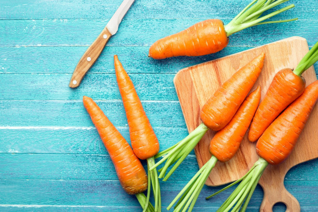 Обои картинки фото морковь, еда, овощи, нож, стол