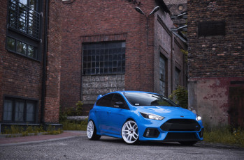 обоя ford focus rs, автомобили, ford, focus, rs, blue, stance, building