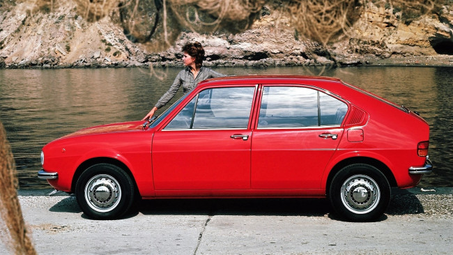Обои картинки фото автомобили, alfa romeo, красный, девушка, озеро