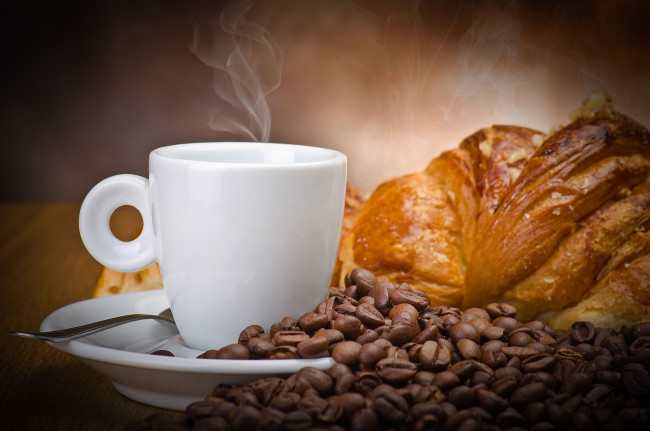 Обои картинки фото еда, кофе, кофейные, зёрна, чашка, зерна, рогалик
