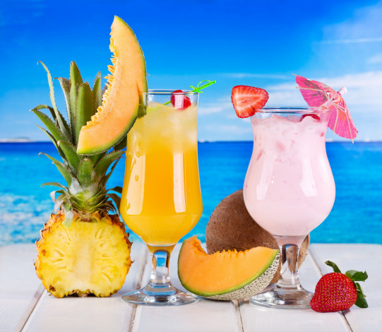 Обои картинки фото еда, напитки,  коктейль, коктейль, фрукты, море, клубника, ананас