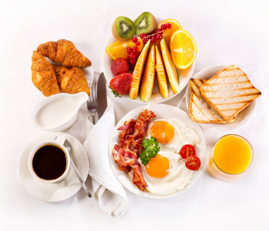 Обои картинки фото еда, разное, круассаны, яичница, с, беконом, сервировка, сок, фрукты, кофе, завтрак