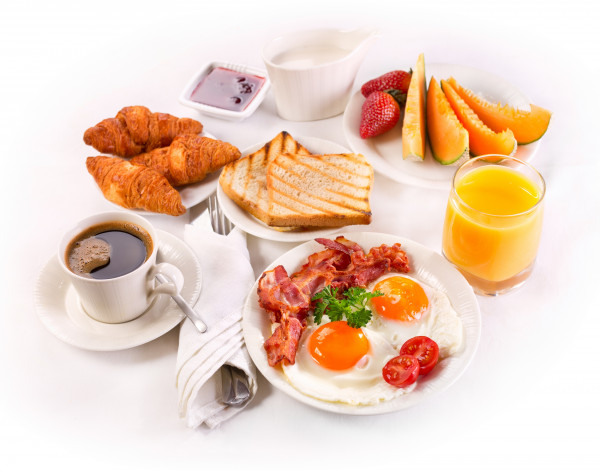 Обои картинки фото еда, разное, тосты, завтрак, фрукты, круассаны, яичница, с, беконом, сливки, сок, сервировка, кофе