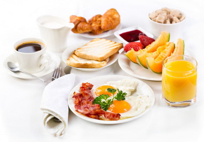 Обои картинки фото еда, разное, яичница, с, беконом, сервировка, сок, фрукты, завтрак, круассаны, кофе