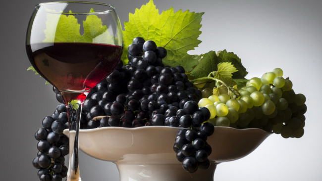 Обои картинки фото еда, виноград, вино, бокал, ваза, стол, зеленый, черный