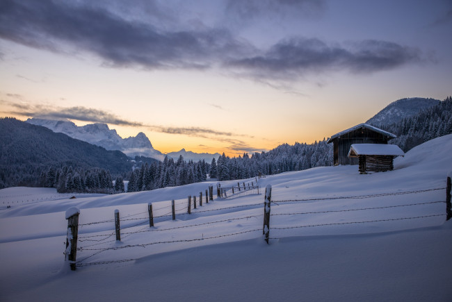 Обои картинки фото природа, зима, снег, горы, дом, забор, утро