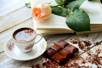 обоя еда, кофе,  кофейные зёрна, роза, шоколад, книга