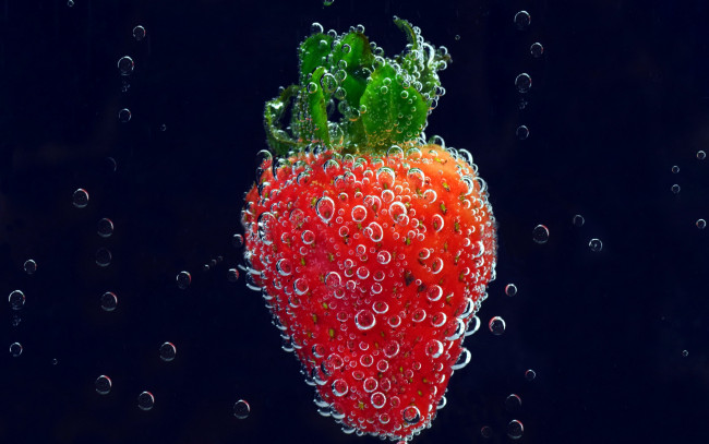 Обои картинки фото еда, клубника,  земляника, вода, ягода