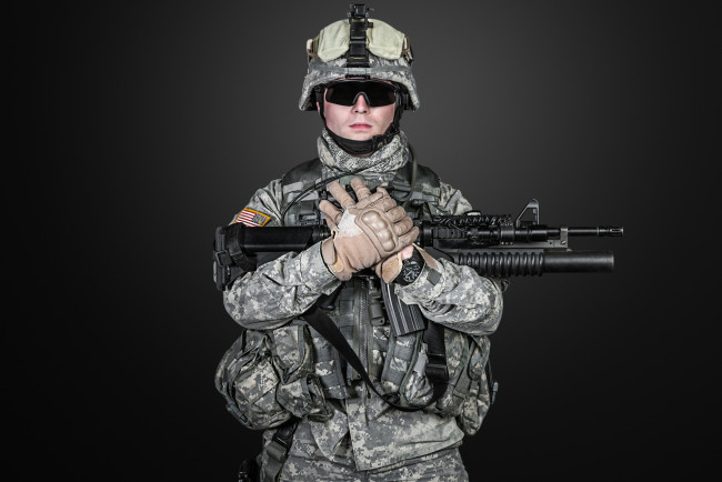 Обои картинки фото оружие, армия, спецназ, шлем, перчатки, камуфляж, очки, солдат, автомат