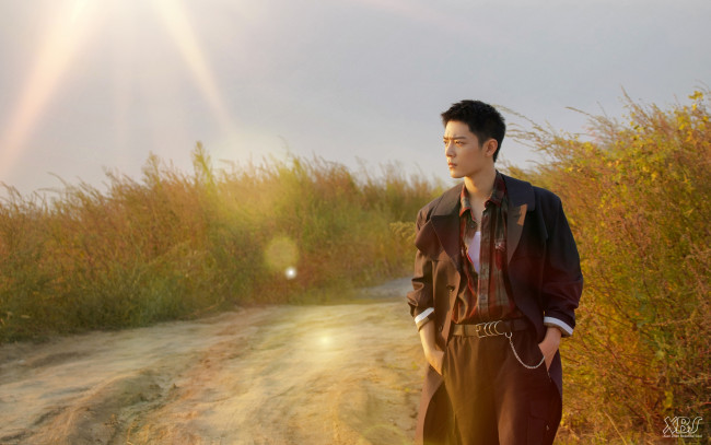 Обои картинки фото мужчины, xiao zhan, актер, плащ, дорога, поля