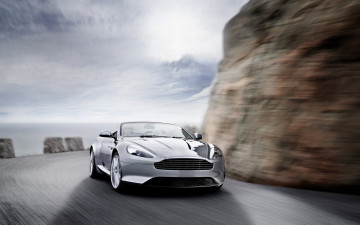 обоя aston martin virage, автомобили, aston martin, серебристый, скорость, дорога, скалы