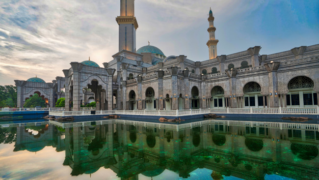 Обои картинки фото города, куала-лумпур , малайзия, трей, рэтклифф, фотография, куала, лумпур, мечеть, отражение, вода, здание, trey, ratcliff