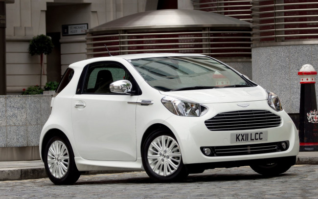 Обои картинки фото aston martin cygnet, автомобили, aston martin, белый, здание