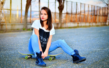 Картинка девушки -+брюнетки +шатенки шатенка футболка джинсы ботинки скейт