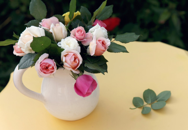 Обои картинки фото цветы, розы, букет, кувшин